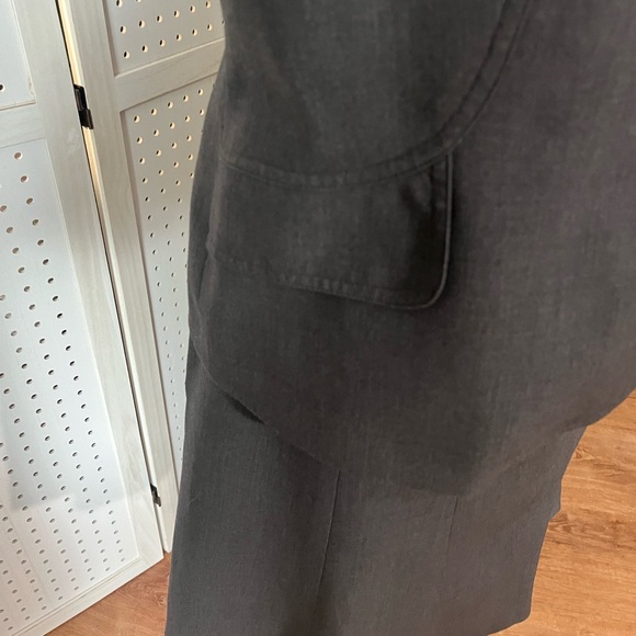 Calvin Klein 2pc Charcoal Gray Skirt Suit. Size 14. - Picture 4 of 10